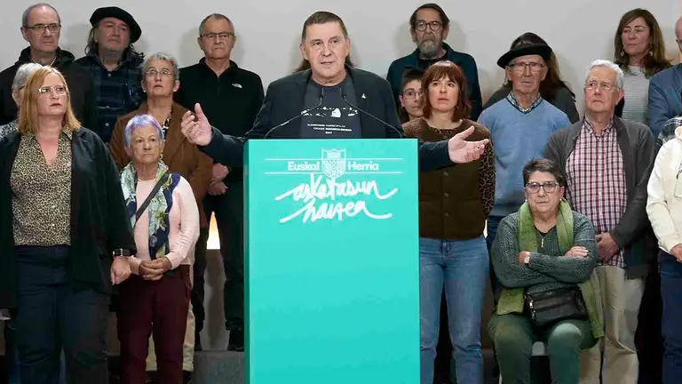 El secretario general de EH Bidu, Arnaldo Otegi, interviene en un acto con v&iacute;ctimas del franquismo y de la "violencia de Estado" para hacer un llamamiento a participar a la manifestaci&oacute;n del 22 de noviembre en Bilbao, este domingo, en Vitoria. EFE/ L. Rico