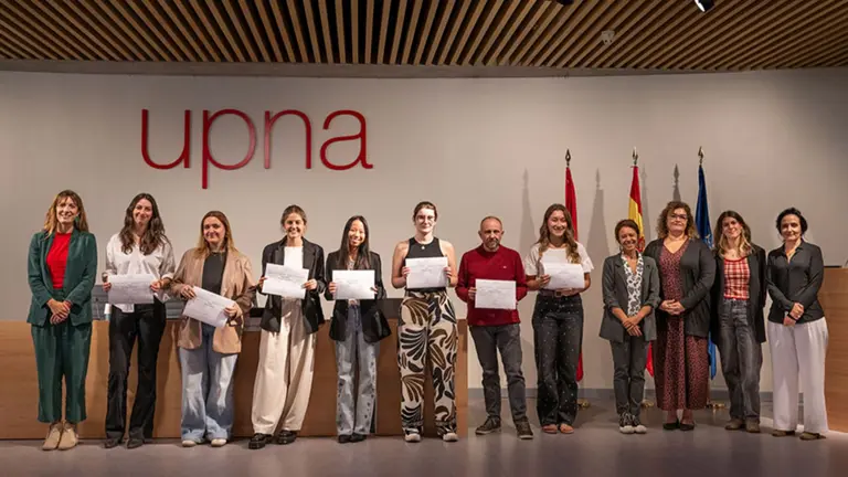 Finalistas y premiadas en el Grado en Psicolog&iacute;a, junto con las autoridades acad&eacute;micas. CEDIDA