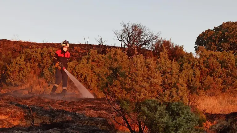 Un bombero realiza labores de remate. BOMBEROS DE NAVARRA