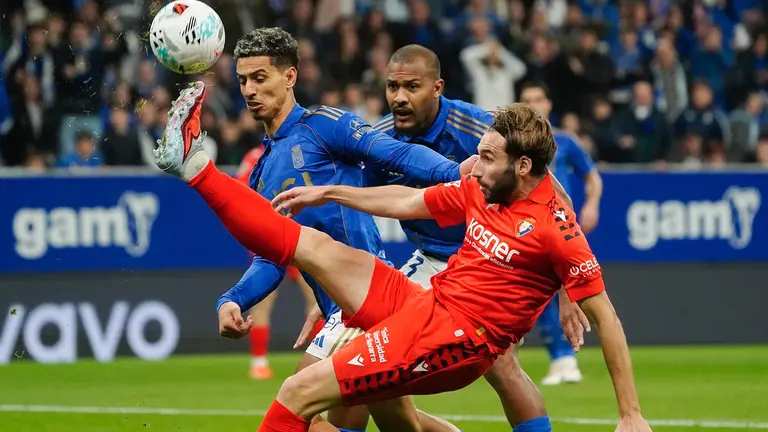 El extremo del Oviedo Ilyas Chaira (i) pelea un balón con el centrocampista del Osasuna Jon Moncayola durante el partido de la jornada 11 de LaLiga EA Sports que disputan el Real Oviedo y el Osasuna este lunes, en el estadio Carlos Tartiere. EFE/ Paco Paredes