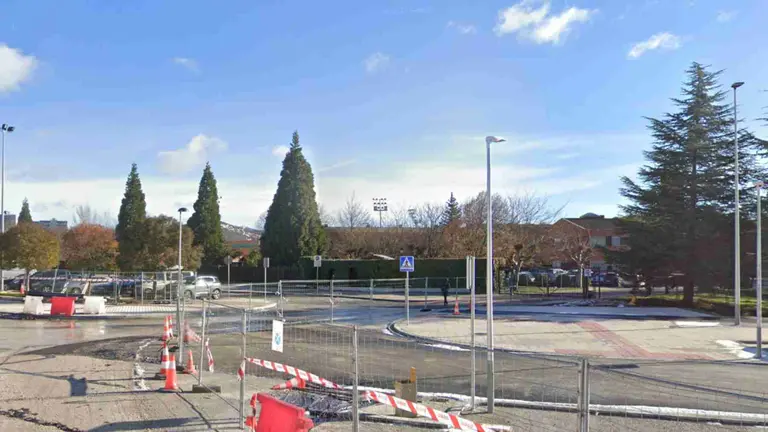 Acceso al colegio Irabia desde la calle Cintru&eacute;nigo en obras. GOOGLEMAPS