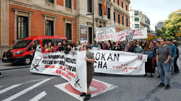 Los sindicatos STEILAS, LAB, CCOO y ELA llevan a cabo la segunda de las tres jornadas de huelga convocadas en los centros p&uacute;blicos de Formaci&oacute;n Profesional de Navarra, un seguimiento que han cifrado en un 40 % con el que piden m&aacute;s recursos para el sistema y mejores condiciones para los docentes. Miembros de LAB, STEILAS, CCOO y ELA han sostenido la pancarta que, con el lema "Lanbide heziketa borrokan &iexcl;M&aacute;s recursos ya!" (Formaci&oacute;n profesional en lucha). EFE/ Jes&uacute;s Diges