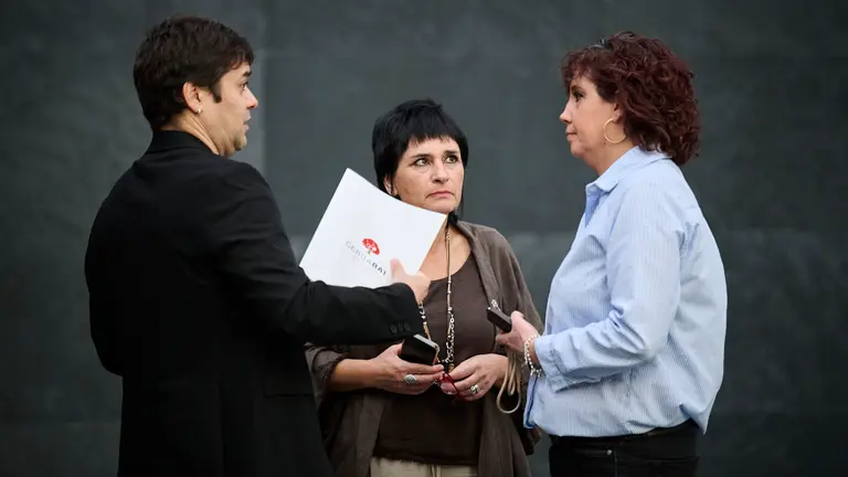 Pablo Azcona, de Geroa Bai, Laura Aznal, de EH Bildu, y Ainhoa Unzu, del PSN, durante la celebración del pleno del Parlamento de Navarra. PABLO LASAOSA