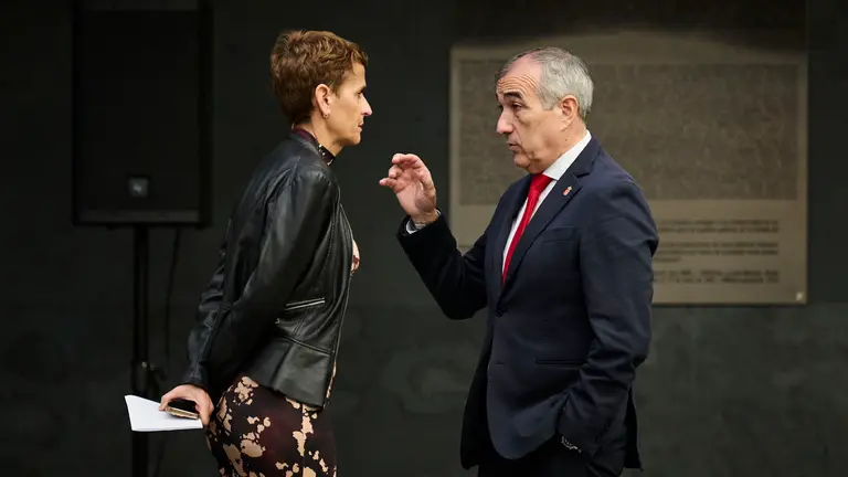 La presidenta del Gobierno de Navarra, María Chivite, junto al consejero de Cohesión Territorial, Óscar Chivite, durante la celebración del pleno del Parlamento de Navarra. PABLO LASAOSA