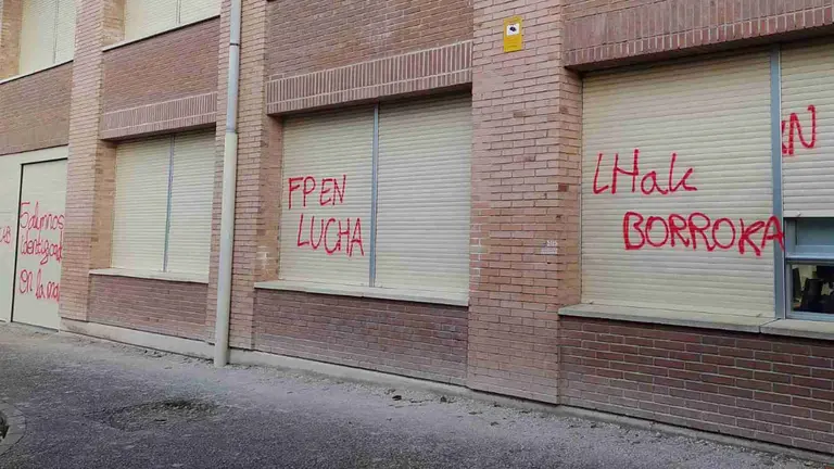 Pintadas en las persianas de las aulas del centro integrado  de FP Donibane de Pamplona tras la huelga. GOBIERNO DE NAVARRA