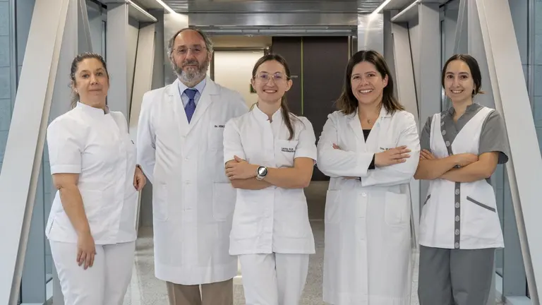 Ruth Escudero, audioprotesista; el Dr. Nicol&aacute;s P&eacute;rez, codirector del Departamento de Otorrinolaringolog&iacute;a de la Cl&iacute;nica Universidad de Navarra; Laura Flix, doctora en Fisioterapia; la Dr. Melissa Blanco, especialista en Otorrinolaringolog&iacute;a, y Laura Guill&eacute;n, enfermera. CL&Iacute;NICA UNIVERSIDAD DE NAVARRA