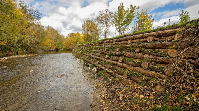 Imagen de uno de los muros naturales del Paseo Fluvial en Olloki. MANCOMUNIDAD DE LA COMARCA DE PAMPLONA