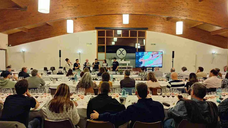Momento de la cata de vino de San Mart&iacute;n de Unx en el Hotel don Carlos de Huarte. CEDIDA