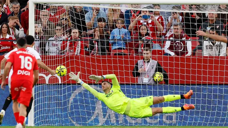 El centrocampista del Sevilla Rubén Vargas (i) marca el 1-0 de penalti durante el encuentro correspondiente a la jornada 12 de LaLiga entre Sevilla FC y CA Osasuna celebrado este sábado en el estadio Ramón Sánchez-Pizjuán de Sevilla. EFE/ Julio Muñoz