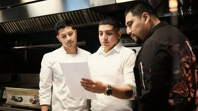 Los emprendedores Jhon Arpi, Jhoel Armijos y Johan Valencia han tomando las riendas de la cafeter&iacute;a Nevada de Pamplona. CEDIDA