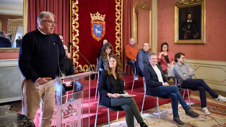 El alcalde de Pamplona, Joseba Asiron, y la concejala delegada de Hacienda y Contrataci&oacute;n P&uacute;blica Responsable y Recursos Humanos, Garbi&ntilde;e Bueno, presentan el proyecto de presupuestos del Ayuntamiento de Pamplona para 2026. PABLO LASAOSA