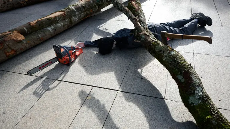 Imagen de la escinificaci&oacute;n de un accidente laboral en Pamplona durante una concentraci&oacute;n de los sindicatos  LAB, ESK, STEILAS, EHNE-etxalde, HIRU y CGT-LKN. EFE/I&ntilde;aki Porto
