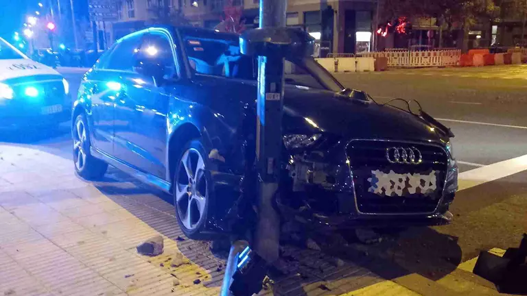 El veh&iacute;culo se ha estrellado contra una farola y un sem&aacute;foro en la avenida de Bayona. POLIC&Iacute;A MUNICIPAL DE PAMPLONA
