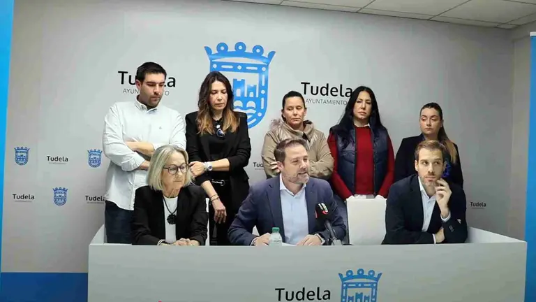 Alejandro Toquero ha comparecido junto a parte del equipo de gobierno municipal de Tudela para denunciar la traici&oacute;n de Mar&iacute;a y &Oacute;scar Chivite. AYUNTAMIENTO DE TUDELA