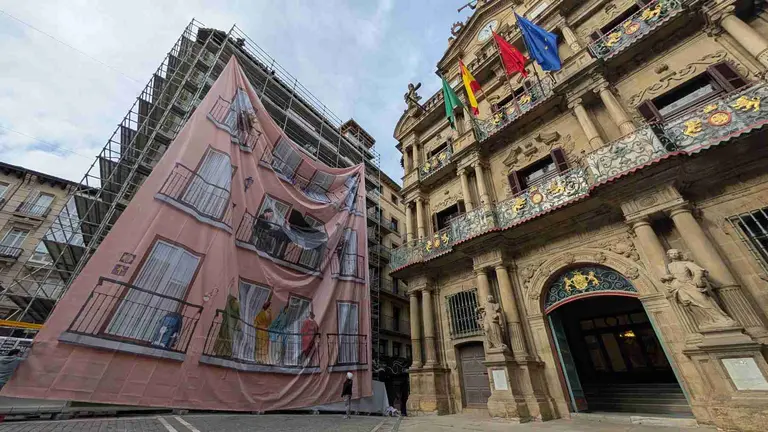 La primera de las lonas colgadas en la fachada de Casa Seminario. AYUNTAMIENTO DE PAMPLONA