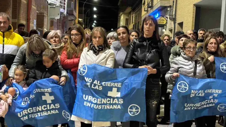 Vecinos de Fustiñana en la concentración de protesta para pedir que se revierta la decisión de cerrar las Urgencias en la localidad. AYUNTAMIENTO DE FUSTIÑANA