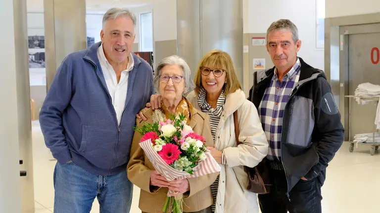 La centenaria Patro recibe la visita del alcalde de Pamplona, Joseba Asir&oacute;n, en compa&ntilde;&iacute;a de sus seres queridos. AYUNTAMIENTO DE PAMPLONA