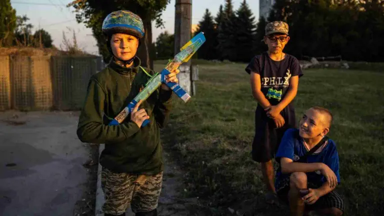 Ni&ntilde;os ucranianos jugando a la guerra. ALAS DE UCRANIA
