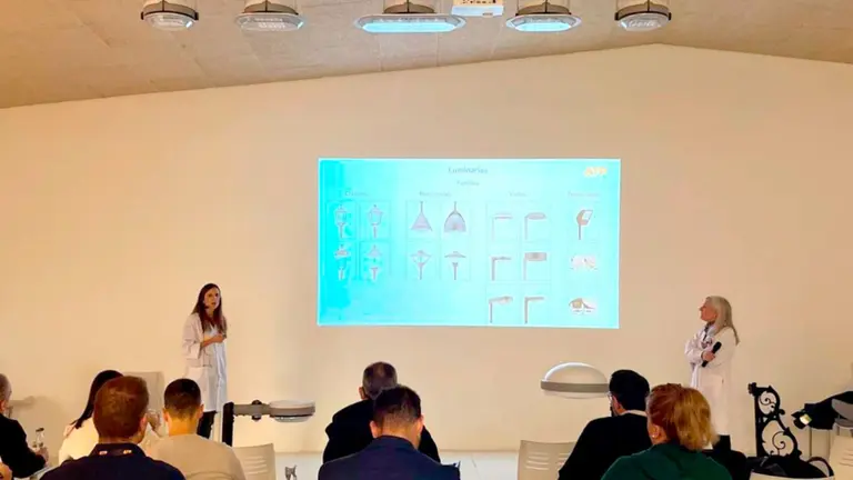 Paula Coma y Judith Leache, de Oficina T&eacute;cnica, durante su ponencia sobre producto. ATP ILUMINACI&Oacute;N