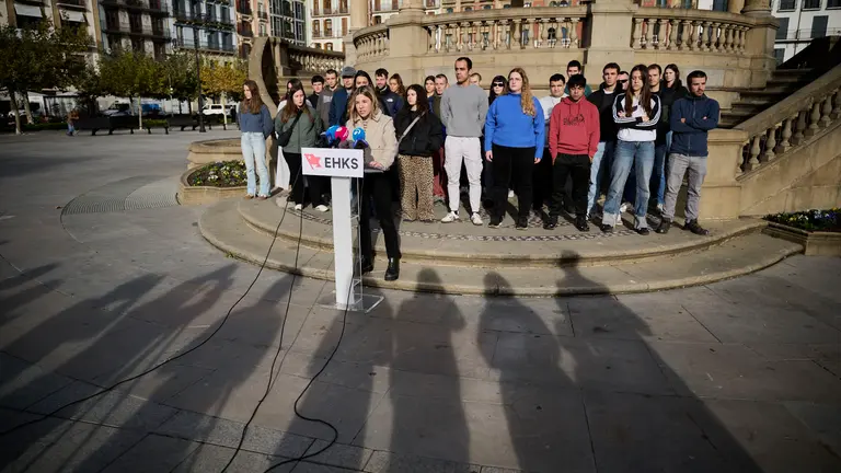 EHKS-Movimiento Socialista comparece para rechazar que se "criminalice" a los participantes en los altercados registrados el 30 de octubre en el campus de la Universidad de Navarra y el barrio de Iturrama. PABLO LASAOSA