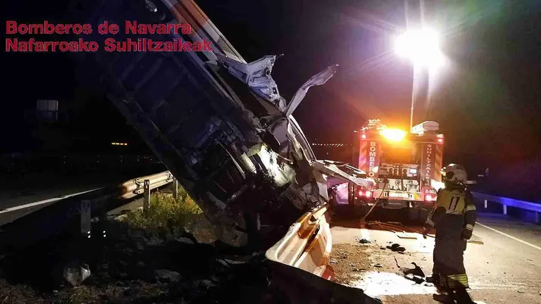 El veh&iacute;culo qued&oacute; suspendido entre la A-15 y la N-121. BOMBEROS