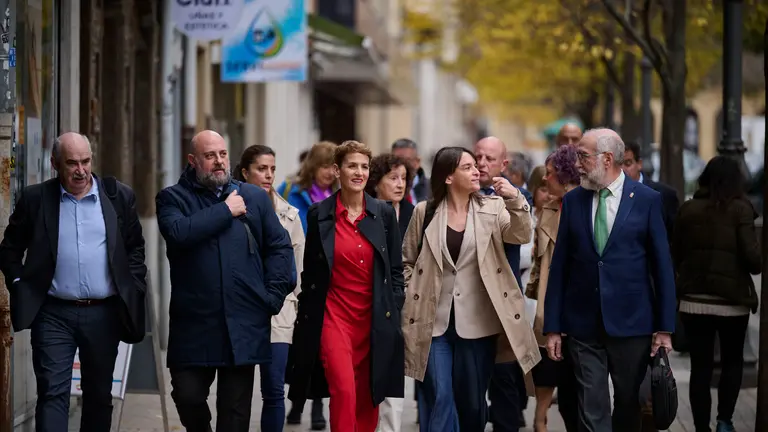 José Mari Aierdi, José Luis Arasti, la presidenta María Chivite, Begoña Alfaro y Fernando Domínguez, en su llegada al Parlamento de Navarra con motivo del debate del Estado de la Comunidad. Pablo Lasaosa