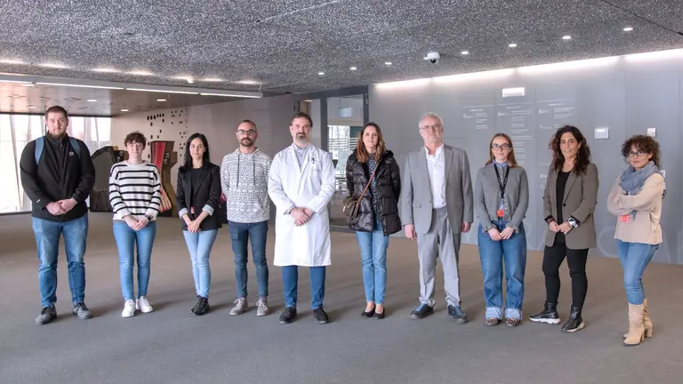 Javier G&oacute;mez-Arrue, director de Navarrabiomed; Izaskun Itul&aacute;in, gestora de CEIN; y Jes&uacute;s Zabaleta, Investigador Principal de ReproNAGEN, junto al equipo del proyecto de NNBi y Navarrabiomed. GOBIERNO DE NAVARRA