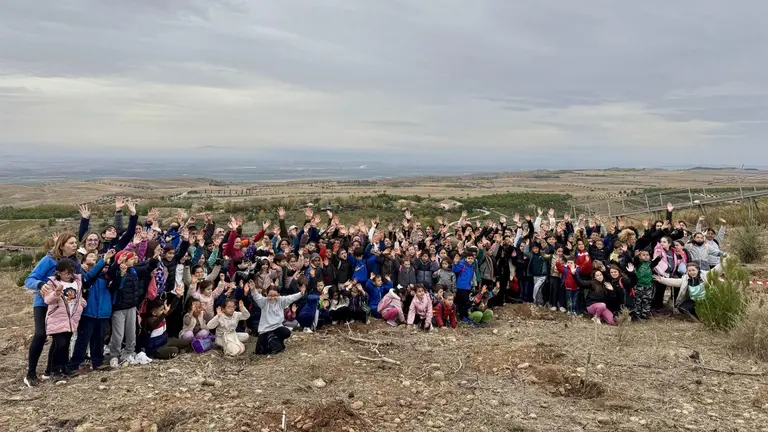 Foto con los participantes en la jornada de plantaci&oacute;n de &aacute;rboles en el parque Sendaviva.
 AYUNTAMIENTO DE ARGUEDAS