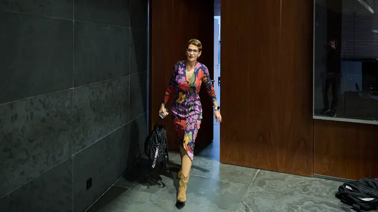 La presidenta María Chivite accede al hemiciclo para participar en el debate del Estado de la Comunidad. PABLO LASAOSA