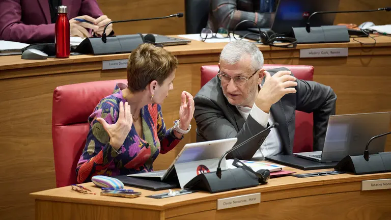 María Chivite habla con Félix Taberna, vicepresidente del Gobierno de Navarra, durante el debate del Estado de la Comunidad. PABLO LASAOSA