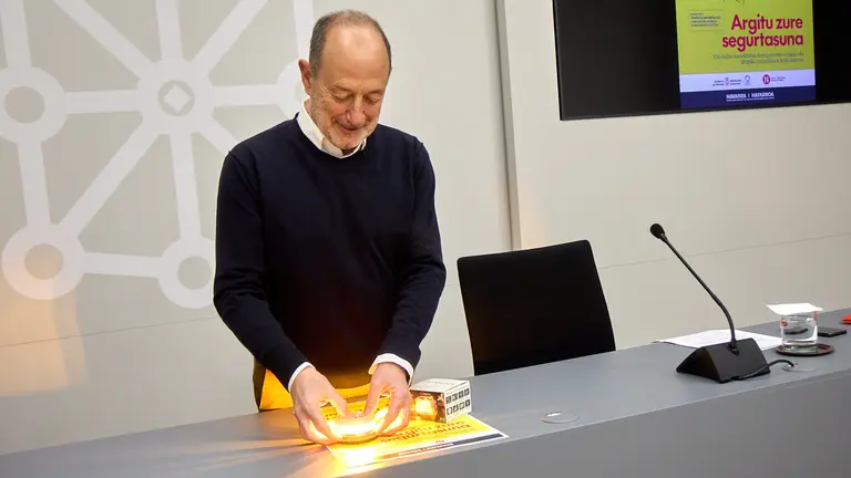 El director del Servicio de Tr&aacute;fico, Jos&eacute; Javier Boulandier, presenta la campa&ntilde;a &lsquo;Ilumina tu seguridad&rsquo;, sobre las balizas V-16, que a partir del 1 de enero sustituyen a los tri&aacute;ngulos de emergencia para se&ntilde;alizar la posici&oacute;n del veh&iacute;culo en situaciones de aver&iacute;a o accidente. I&Ntilde;IGO ALZUGARAY