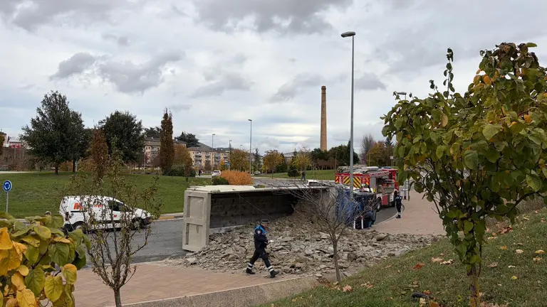 Un cami&oacute;n vuelca en una rotonda de Pamplona. POLIC&Iacute;A MUNICIPAL DE PAMPLONA