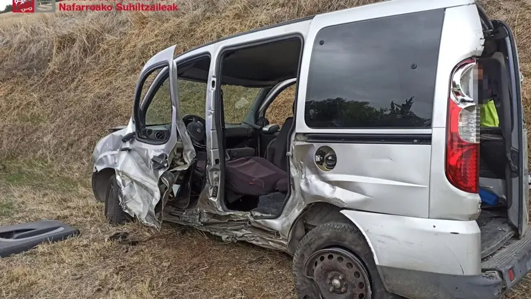 Dos heridos en una colisi&oacute;n entre dos veh&iacute;culos en Tafalla. BOMBEROS DE NAVARRA
