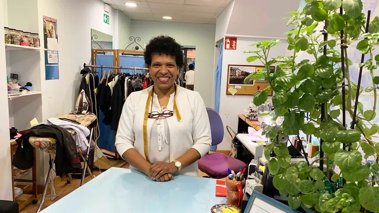 Lourdes en la tienda de arreglos de ropa Los Retokes de Estella. Navarra.com