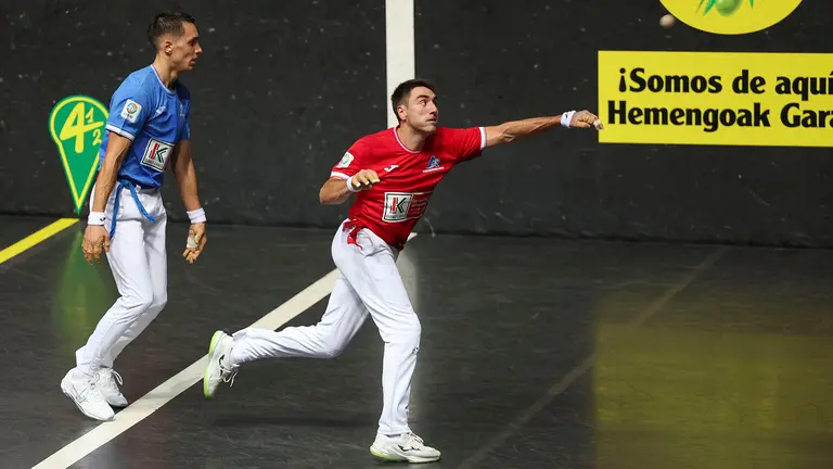 El navarro Peio Etxeberria (d), y el riojano Javier Zabala (i), durante la final del Campeonato del Cuatro y Medio, el último gran torneo de la temporada de pelota vasca, este domingo en Bilbao.-EFE/ Luis Tejido