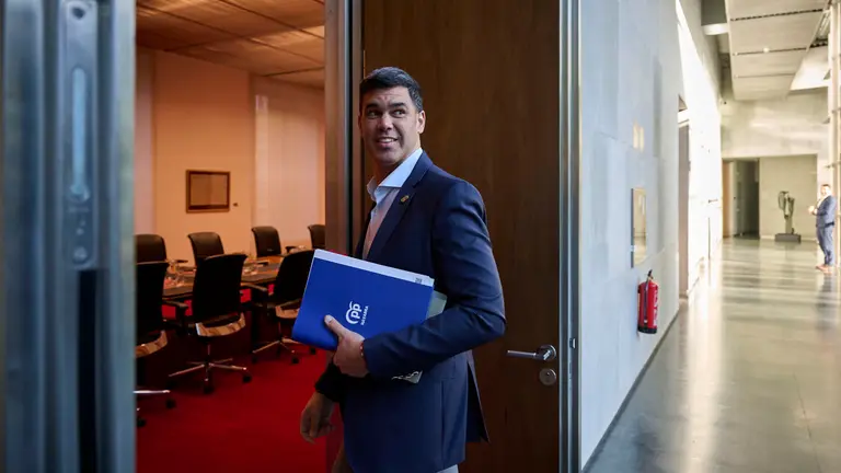 Javier Garc&iacute;a del PPN en su llegada a la Mesa y Junta de Portavoces del Parlamento. PABLO LASAOSA