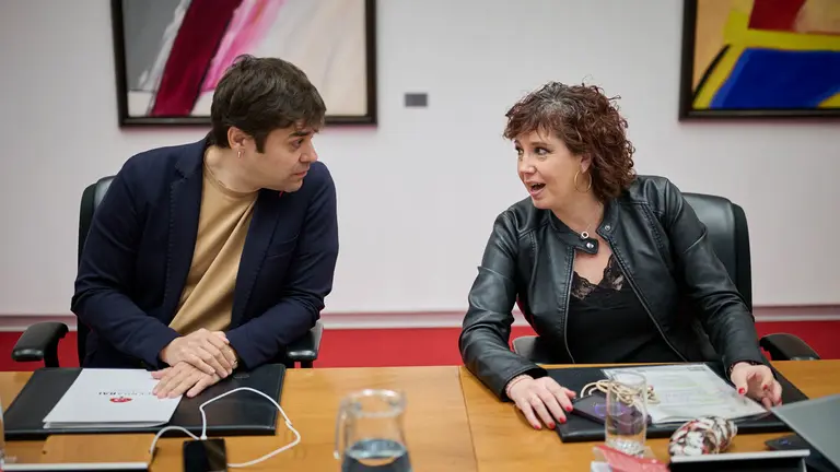 Ainhoa Unzu del PSN y Pablo Azcona de Geroa Bai minutos antes de comenzar la Mesa y Junta de Portavoces. PABLO LASAOSA