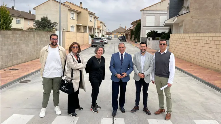 El consejero Chivite, junto a responsables del Ayuntamiento, en una de las calles renovadas. CEDIDA