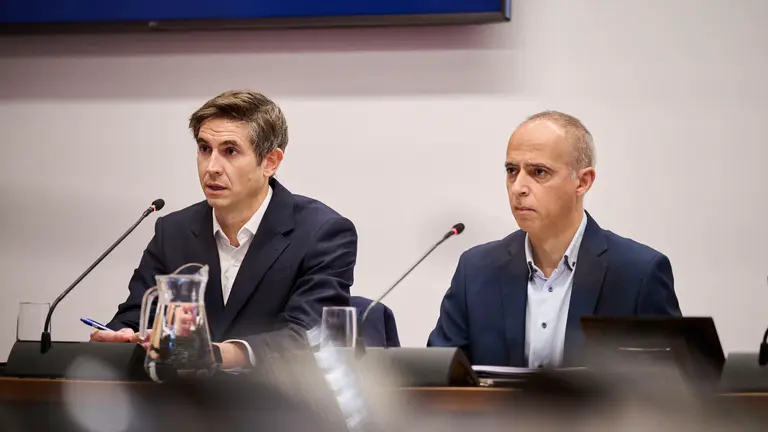 Los ingenieros Ignacio Sainz y Mario Fernández, redactores del proyecto de duplicación de los túneles de Belate, en la Comisión de Investigación sobre licitación y adjudicación de obras públicas del Gobierno de Navarra. PABLO LASAOSA