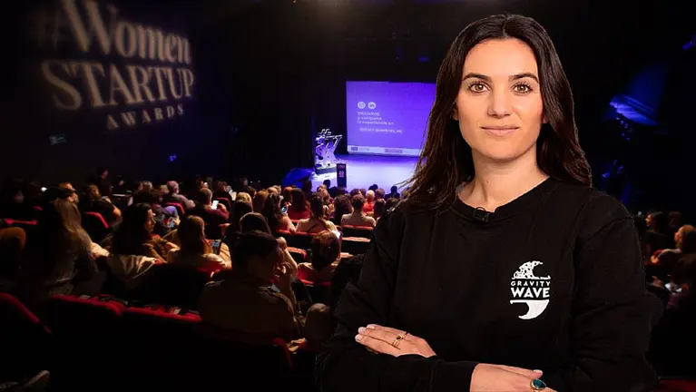 Fotomontaje con una imagen de la emprendedora navarra Amaia Rodríguez sobre una fotografía de la gala de los IV  Women Startup Awards. CEDIDA