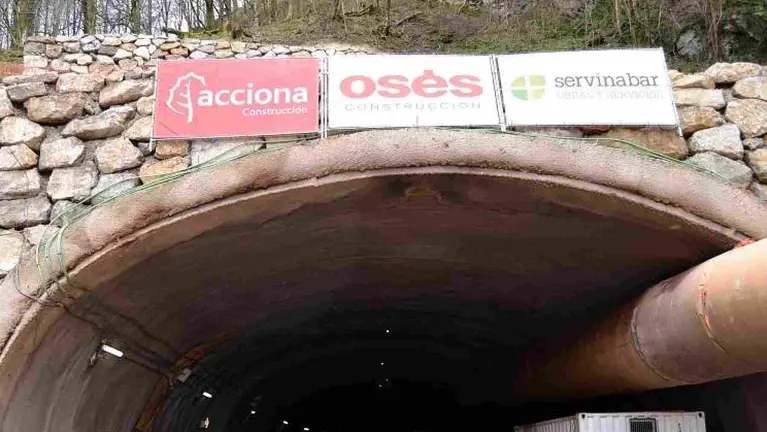 Boca de uno de los t&uacute;neles de Belate con los carteles de la UTE adjudicataria: Acciona, Oses y Servinabar.

REMITIDA / HANDOUT por PARLAMENTO DE NAVARRA
Fotograf&Atilde;&shy;a remitida a medios de comunicaci&Atilde;&sup3;n exclusivamente para ilustrar la noticia a la que hace referencia la imagen, y citando la procedencia de la imagen en la firma
05/2/2025