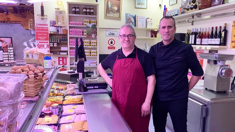 Los hermanos Sarriguren, José Luis y Alberto, en su carnicería del barrio de Iturrama en Pamplona. Navarra.com