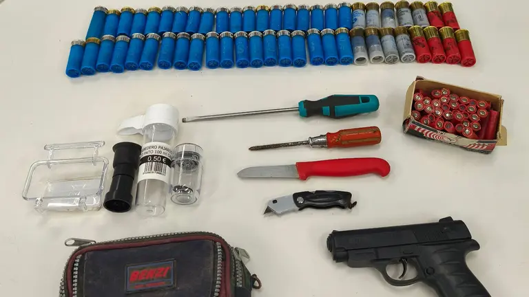 Registro donde se localizaron cuchillos, herramientas y alrededor de 100 cartuchos de caza esparcidos por el vehículo. CEDIDA