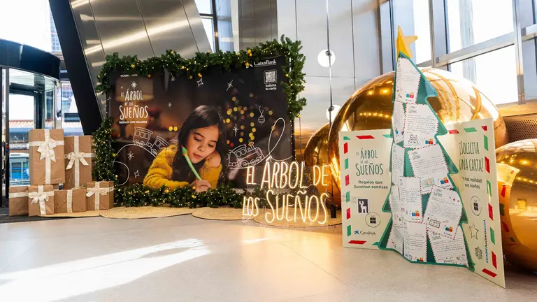 Imagen del 'photocall' de 'El Arbol de tus sueños' de CaixaBank. CAIXABANK