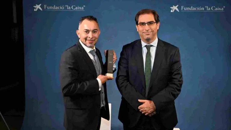 Frank J. Hernández, investigador Ikerbasque de Tecnun - Escuela de Ingeniería de la Universidad de Navarra, junto con Francis Planes, director de la Escuela. UNIVERSIDAD DE NAVARRA