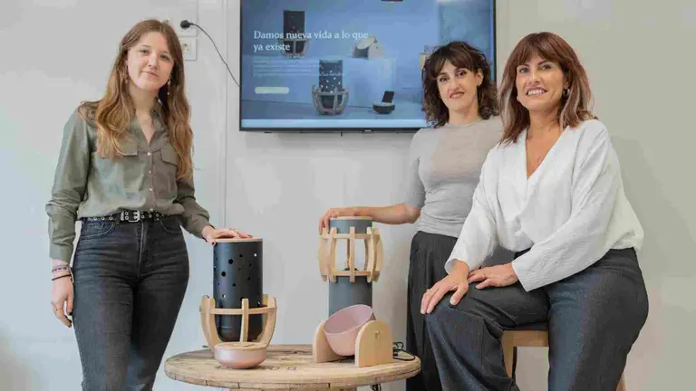 Silvia García, Sonia Moneo y Ana Andueza trasnforman los extintores en lámparas de diseño.  CIRA WORLD