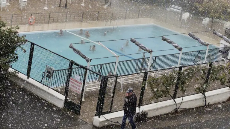 Varias personas bañándose en el Balneario de Fitero durante la nevada. CEDIDA