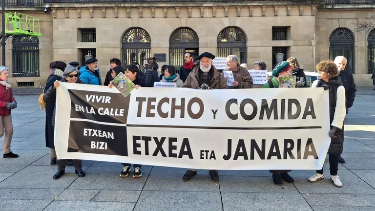 Concentración frente al Palacio de Navarra en protesta por la situación de las personas sin techo. EUROPA PRESS