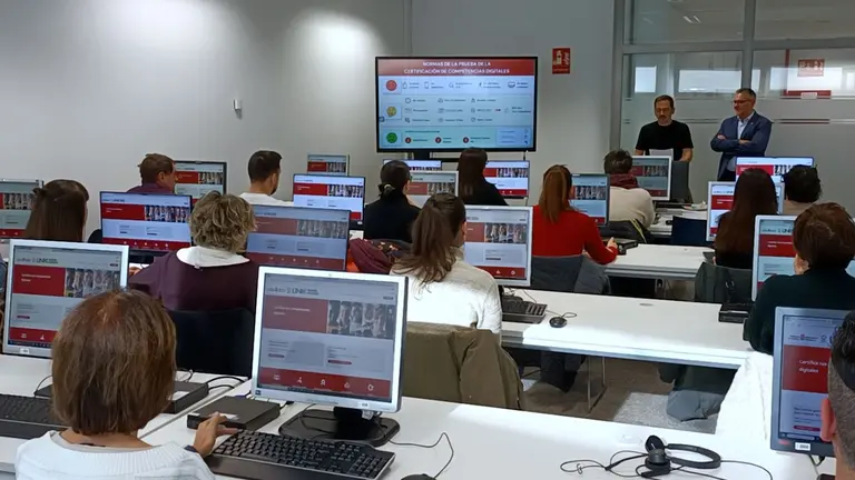 Los aspirantes en la primera prueba para obtener la nueva certificación oficial en competencias digitales. GOBIERNO DE NAVARRA
