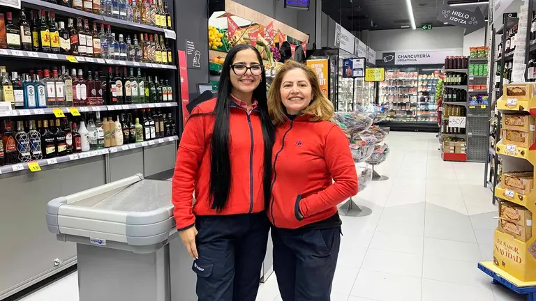 Wenssy Viloria y Rocío Medina en el Carrefour Express de la avenida de Zaragoza en pamplona. Navarra.com